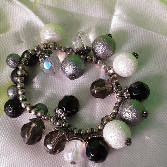 Bracelets - Picture 2 of 5